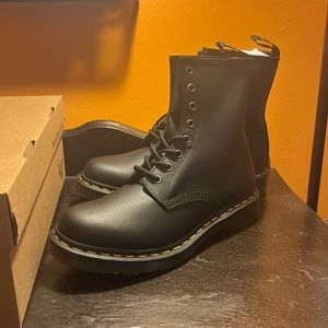 **BRAND NEW NEVER WORN** Doc Martens Original Ladies Size 9